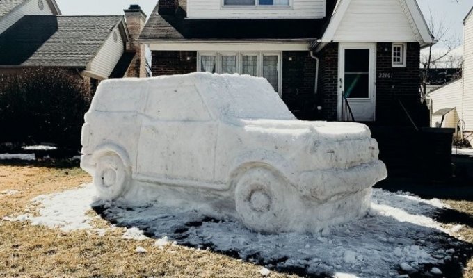 Сотрудник Ford слепил новый Bronco в натуральную величину перед своим домом (6 фото)