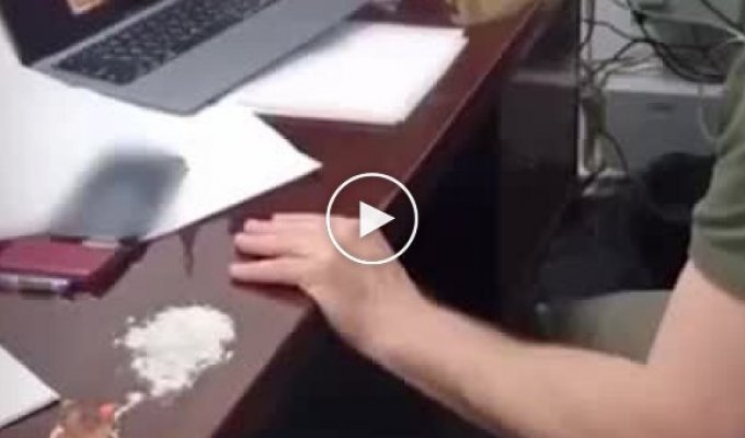 Рашисткие СМИ разгоняют склепаный на коленке примитивный фейк о якобы кокаине на столе у Зеленского