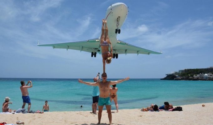 Туристы выполнили акробатический трюк в паре метров от пролетающего самолета (4 фото)