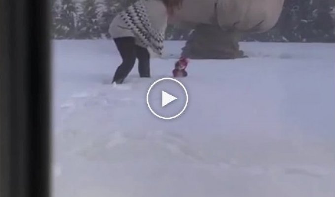 Муж с помощью новогодней игрушки разыграл свою жену