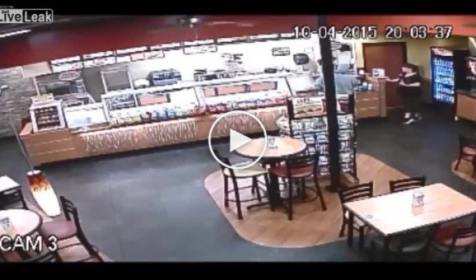 Ограблению американского кафе помешал посетитель