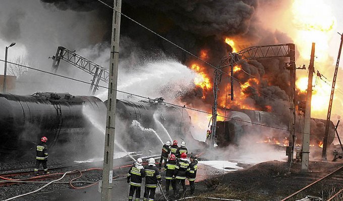 Взрыв цистерн с нефтепродуктами в Польше (5 фото + 1 видео)
