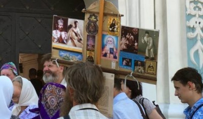 Крестный ход УПЦ МП: участники спели “Боже, царя храни!” в центре Киева