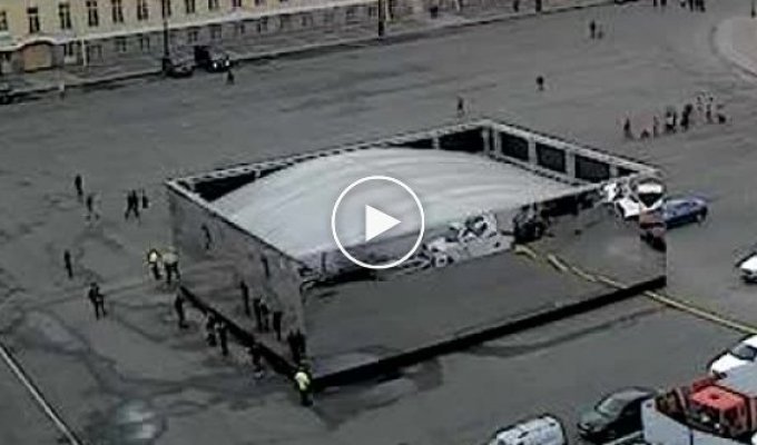 Зеркальный павильон в Санкт-Петербурге обрушился на людей