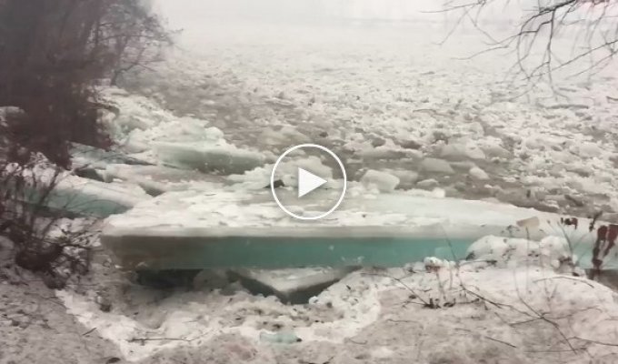 На Закарпатье начался снежный паводок. Ледоход сносит мосты и заборы
