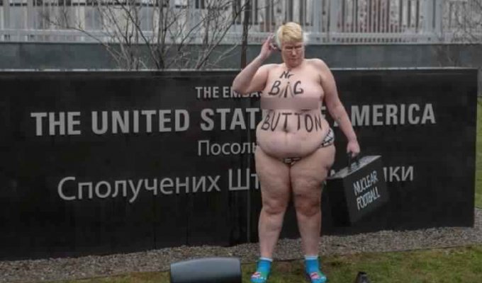 Полуголая активистка движения FEMEN устроила акцию протеста возле посольства США в Киеве (1 фото + 1 видео)