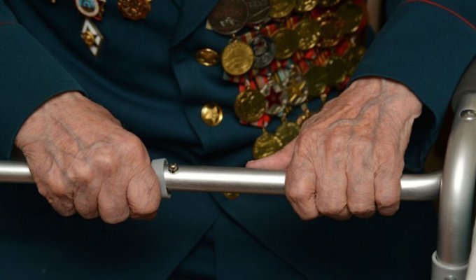 В Воронеже сиделка украла с карты 92-летнего ветерана 50 тысяч долларов (1 фото)