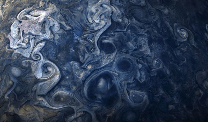 NASA показало удивительное явление на Юпитере (7 фото)
