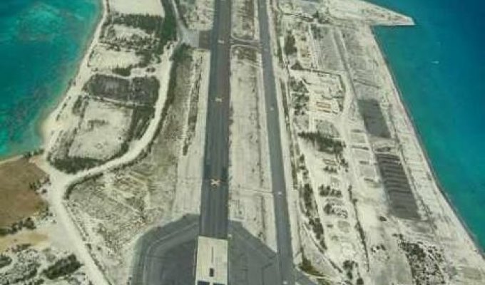 Заброшенные аэропорты и самолеты (38 фотографий)