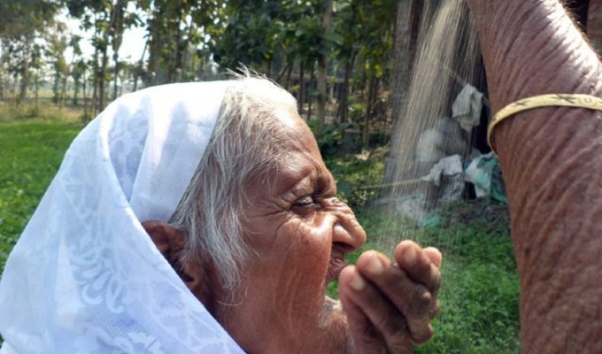 Пожилая жительница Индии питается песком и не болеет (4 фото)