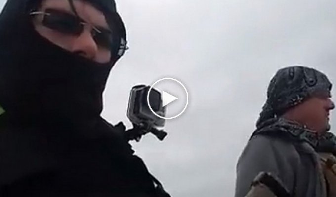 Активисты движения за открытое ношение оружия в масках и с AK-47 устроили переполох в полицейском участке