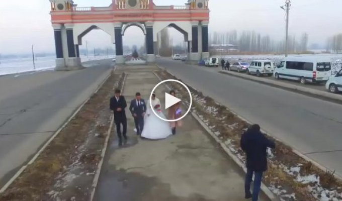 В Киргизии свадебный дрон заснял момент серьезного ДТП