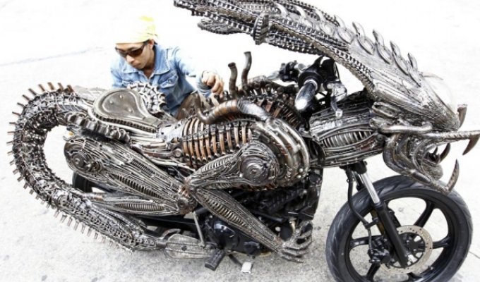 Мотоцикл по мотивам фильма «Чужой против Хищника» (5 фото)