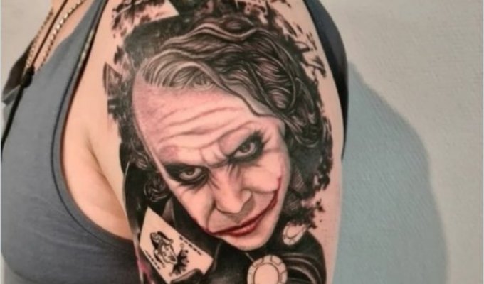 Парень хотел татуировку с Джокером, но в результате ему набили доктора Купитмана из "Интернов" (11 фото)