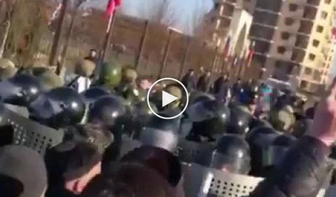 Столкновение с силовиками на митинге в столице Ингушетии