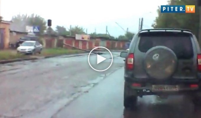 В Костроме водитель снес бетонную опору и перевернулся