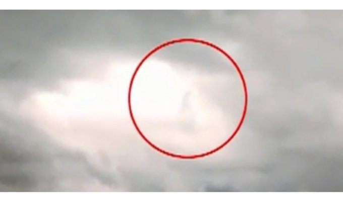 Это Иисус - пользователи сети опознали в идущем по облакам человеке сына Бога (2 фото + 1 видео)