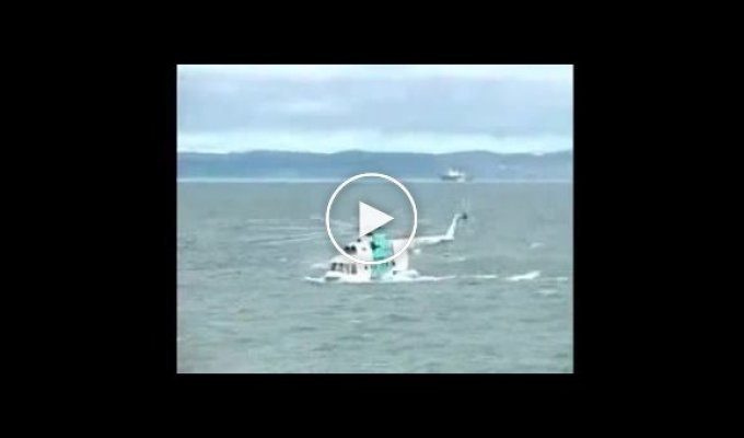 Вертолет утонул в море
