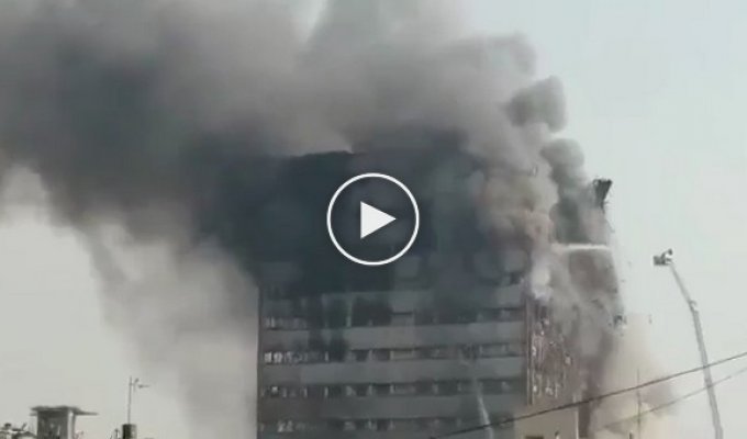 В Тегеране из-за пожара обрушился 17-этажный торговый центр