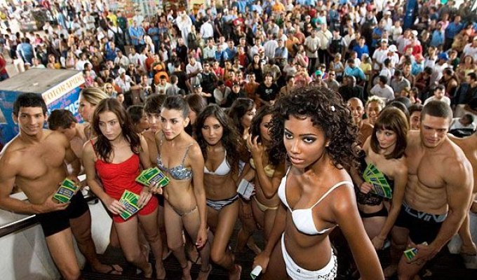 Государственный праздник нижнего белья в Бразилии (10 Фото)