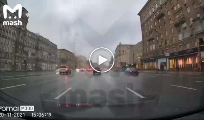 Блогер за рулем BMW устроил страшную аварию на Кутузовском проспекте в Москве