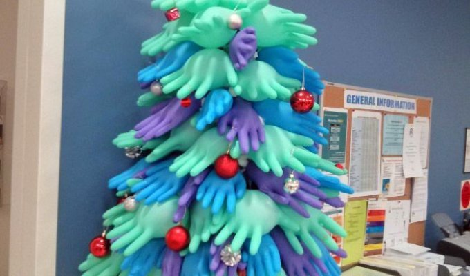 Презервативы, скелеты и перчатки: медики украшают больницы к новогодним праздникам (20 фото)