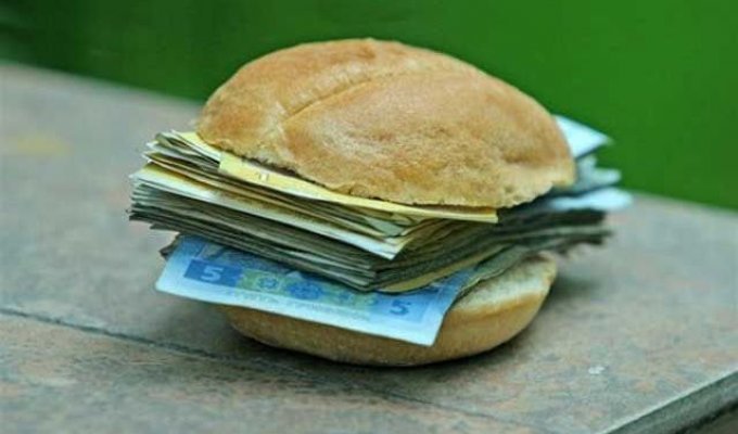 Индекс Бигмака: Доллар в Украине должен стоить 7,86 гривен