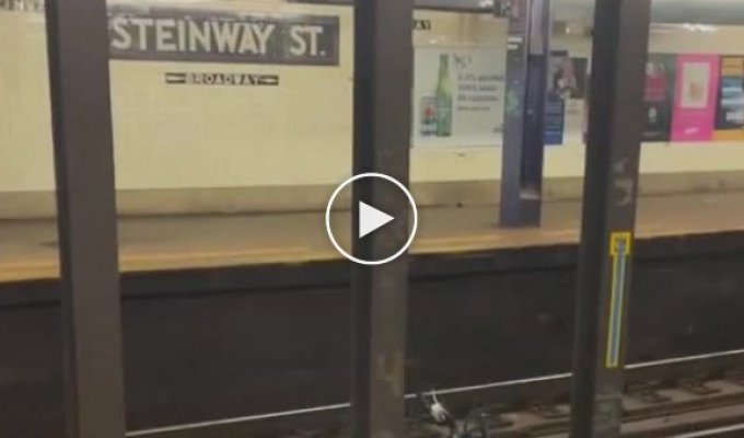 Что будет, если под поезд метро попадет велосипед