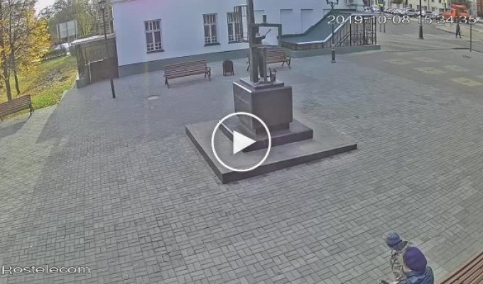 Юный вандал повредил памятник художнику в Липецке