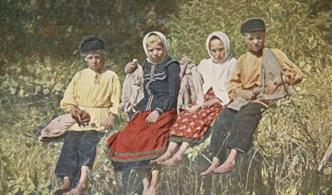 Как воспитывали дочерей в крестьянских семьях 100 лет тому назад: Что умела делать девочка 10 лет (9 фото)
