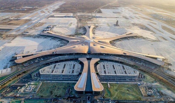 В Пекине открылся огромный аэропорт с самым большим в мире терминалом (9 фото + 1 видео)