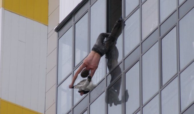 Вывалившийся из окна 15-го этажа мужик провисел на штанине полчаса (5 фото)