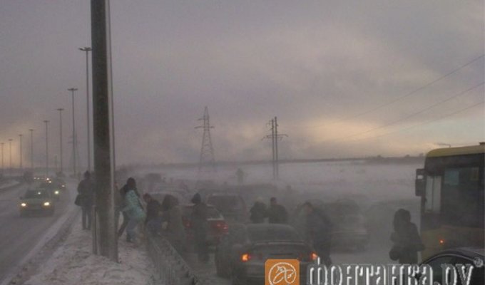 Более 45 машин столкнулись в Санкт-Петербурге (4 фото)