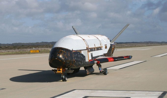 Самолет X-37B ВВС США вернулся на Землю после двухлетней миссии на орбите (2 фото + 1 видео)