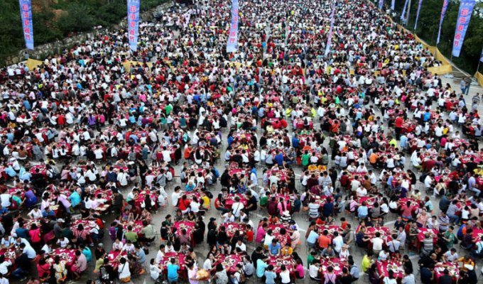 Чудеса китайского фаст-фуда: как накормить 20 тысяч человек за пару часов (8 фото)