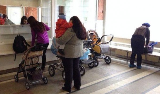 В детской поликлинике Набережных Челнов устроили платную "парковку" для колясок (2 фото)