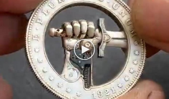 Необычная долларовая монета с тайным механизмом