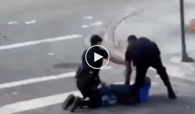 Полицейский случайно подстрелил шокером своего напарника
