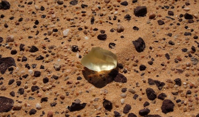 Ливийское стекло - необычный минерал пустыни (6 фото)