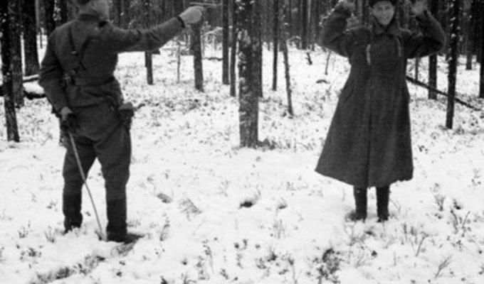 Советский разведчик смеется перед расстрелом — и другие поразительные фото Второй мировой (10 фото)