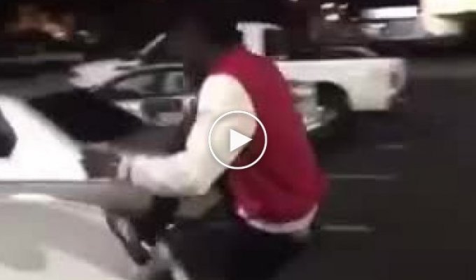 Видео с закономерным финалом темнокожий парень залез на белую машину
