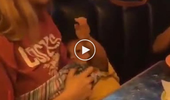 Малыш угощает маму картошкой фри, пока она кормит его грудью