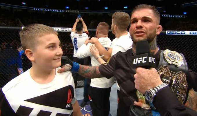 Новый чемпион UFC подарил свой пояс мальчику который победил рак (3 фото)