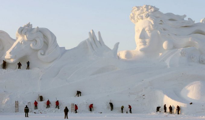 Подготовка к Международной выставке снежных скульптур (8 фото)
