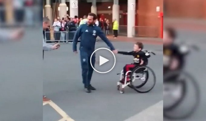 Футболист задержал свой клубный автобус, чтобы сфотографироваться с маленьким фанатом в инвалидной коляске  
