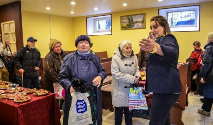 Власти Петербурга отрицают закрытие кафе «Добродомик» с бесплатными обедами для пенсионеров (2 фото)