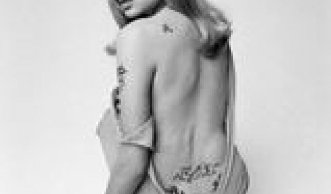В продолжении классные фотографии Анджелины Джоли, на которых видно ее татуировки ))