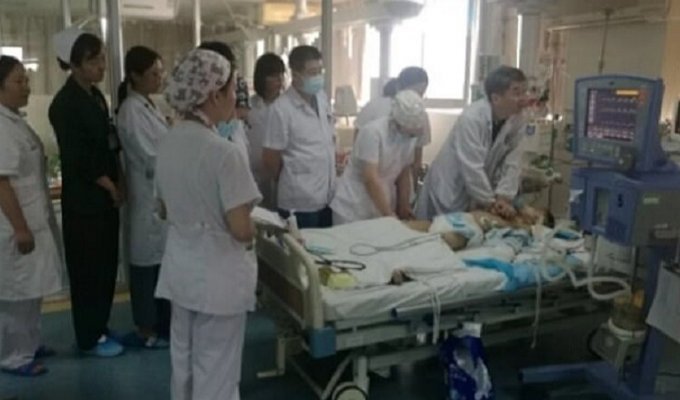 В Китае 30 врачей по очереди 5 часов делали умирающему ребенку массаж сердца, чтобы спасти его (6 фото)