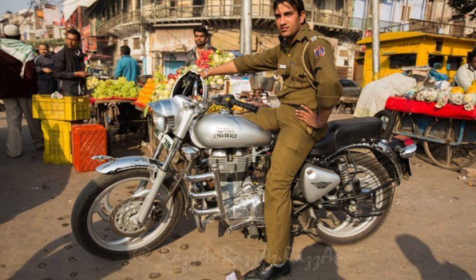 Полицейские они и в Индии полицейские (19 фото)