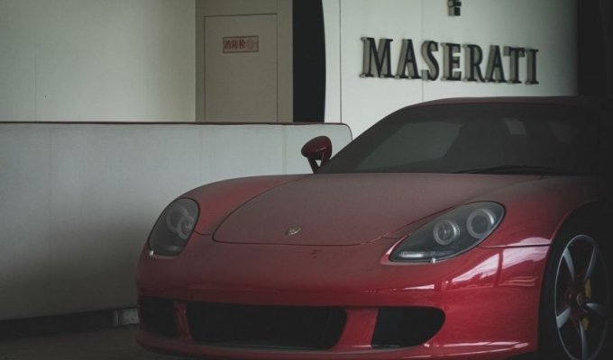 Porsche Carrera GT стоит уже 8 лет: заброшенный дилерский центр суперкаров в Китае (14 фото)